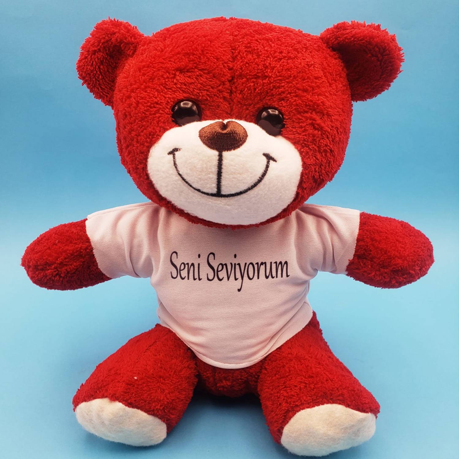Червоний ведмедик з футболкою "Я тебе люблю" – унікальний подарунок для особливих моментів, виготовлений з якісного плюшу, висота 25 см