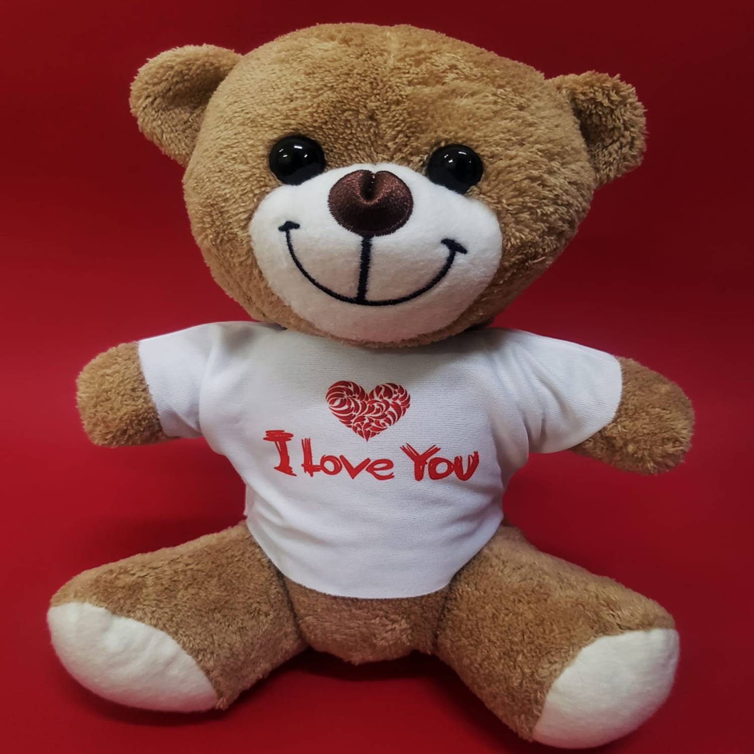 دب plush مزين بقميص مكتوب عليه أحبك، هدية مميزة للاحتفالات، مصنوع من مادة plush عالية الجودة، الطول 25 سم