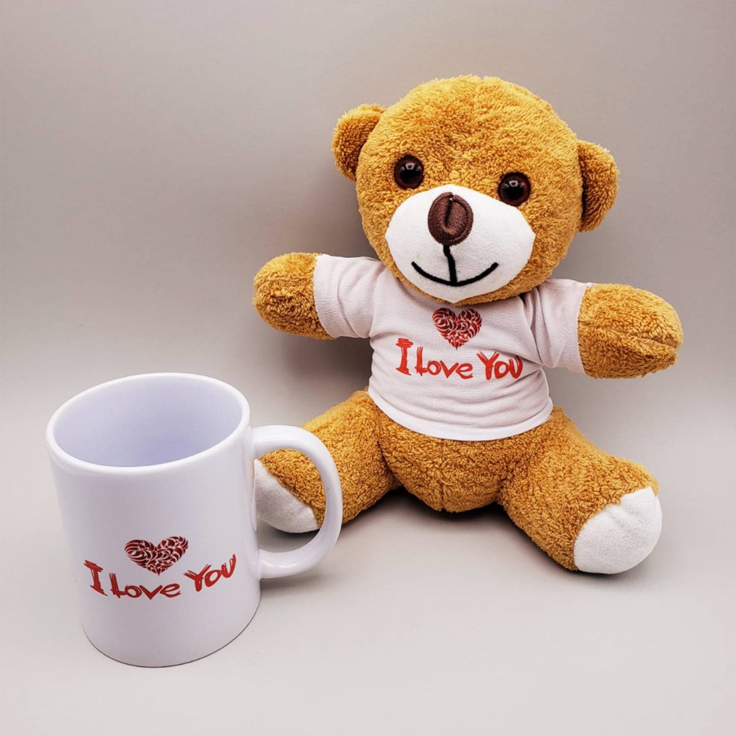 Коричневый набор из мягкой игрушки медведя и чашки с принтом из качественных материалов для особых случаев
