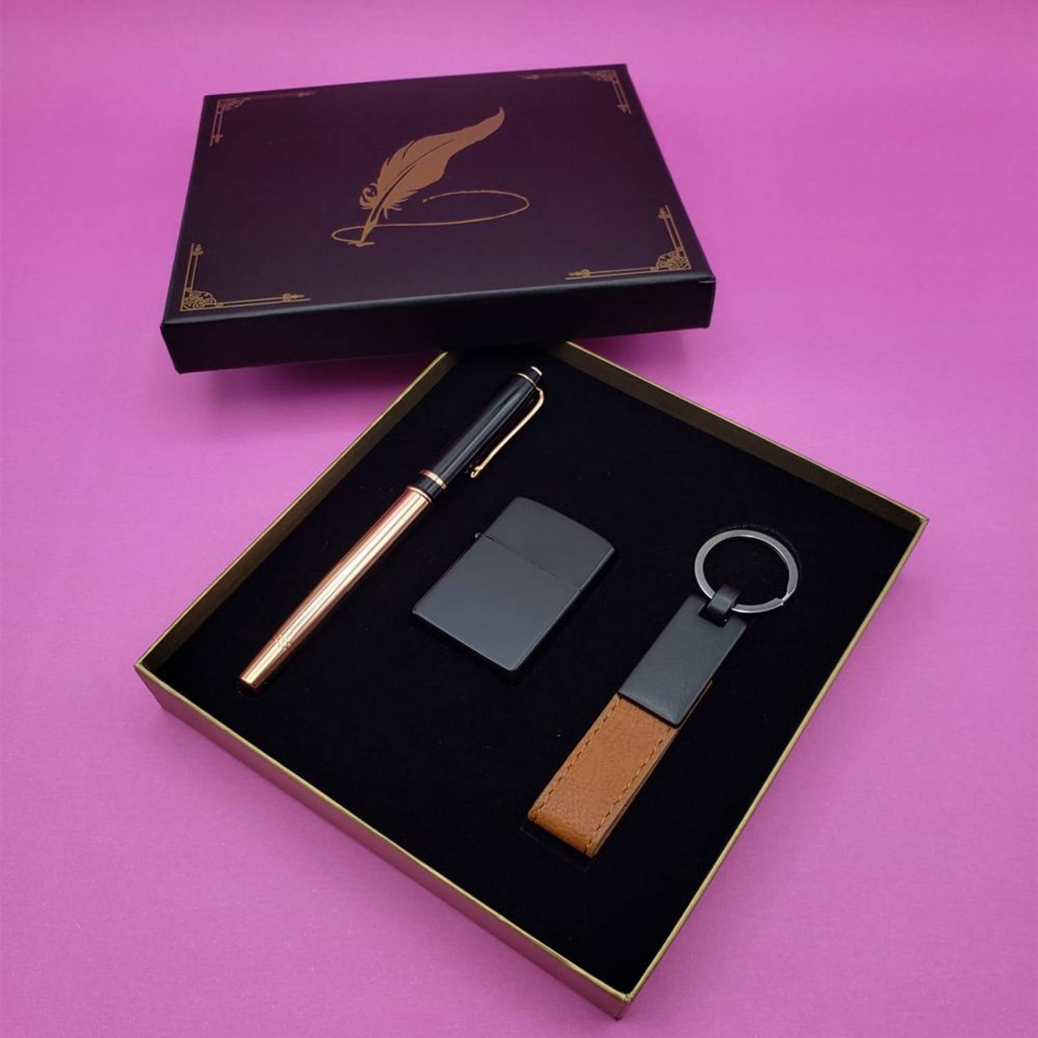 قلم معدني ولاعة ومفتاح بتصميم فخم ومواد عالية الجودة، يجمع بين الأناقة والوظائف العملية بتفاصيل دقيقة