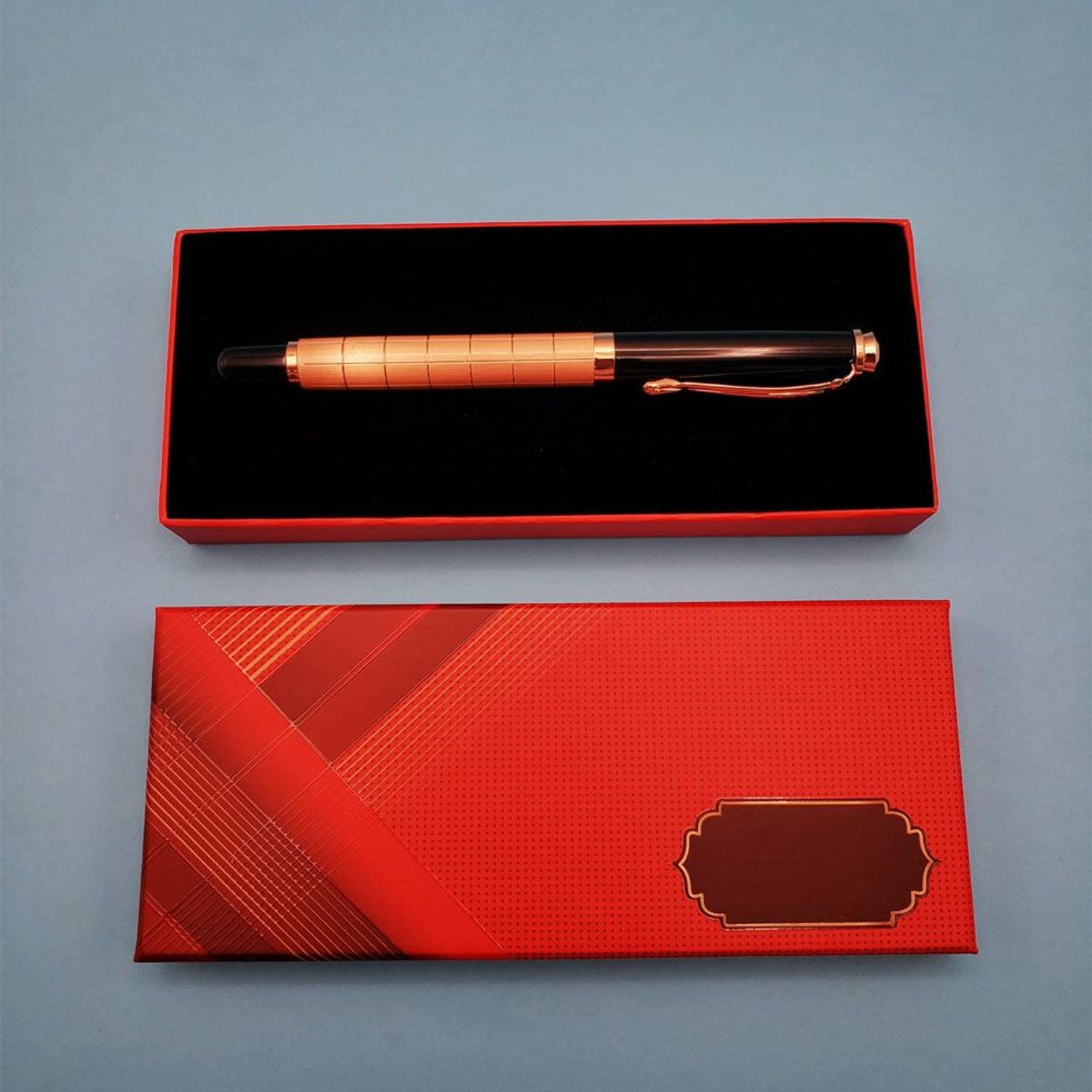 قلم رولر هدايا فاخرة في علبة من الكرتون القوي مع إمكانية التخصيص ومصنوع من المعدن بأبعاد دقيقة 17 سم x 7.5 سم x 2.3 سم