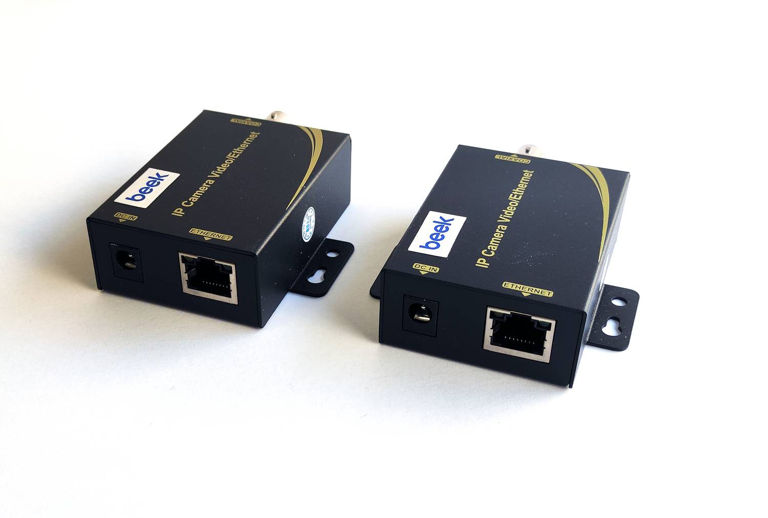 جهاز تمديد إشارة Beek بين IP وCoax، RJ45 إلى RG59/SYV 75-5، يدعم كابل Coax حتى 2000 متر، يشمل جهاز الإرسال والاستقبال