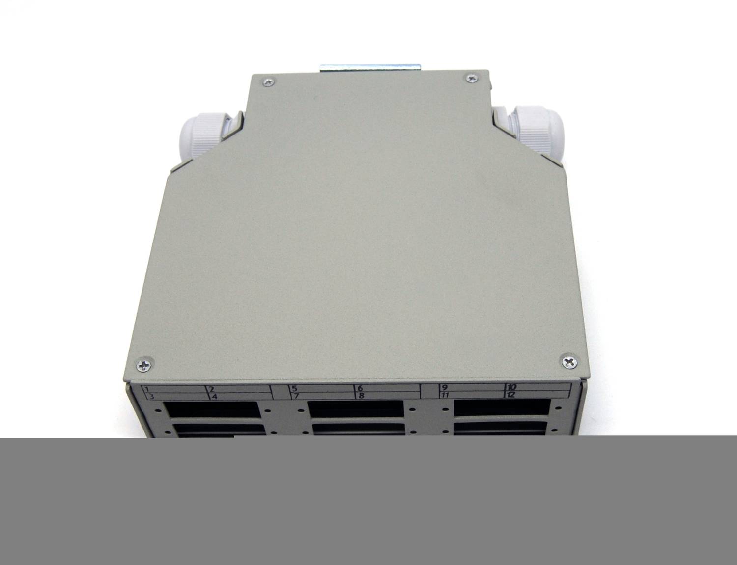 Beek DIN-Ray için Sonlandırma Kutusu, 6 x SC/Duplex Coupler için (Fiber coupler ve pigtail haricen temin edilir)&lt;br&gt;Beek Din Rail Distribution Box for 6x SC/DX Couplers (Fiber couplers and pigtails not included)