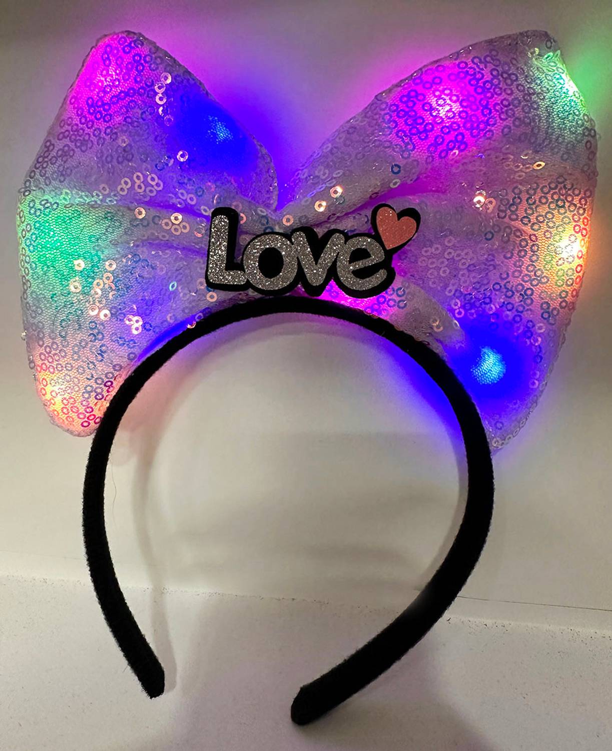 Короновидная диадема с LED подсветкой "Love" лилового цвета и бантиком, 20x17 см, 3 режима свечения для особых моментов