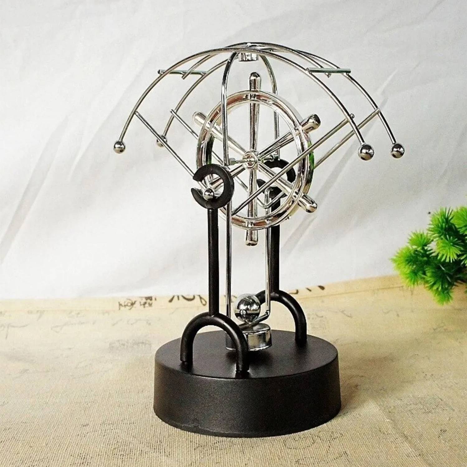 Балансирующий дельтаплан Newton, пластиковый, стильный дизайн, размеры 20x16,5 см, работает от 4-х батареек AA (в комплект не входят)