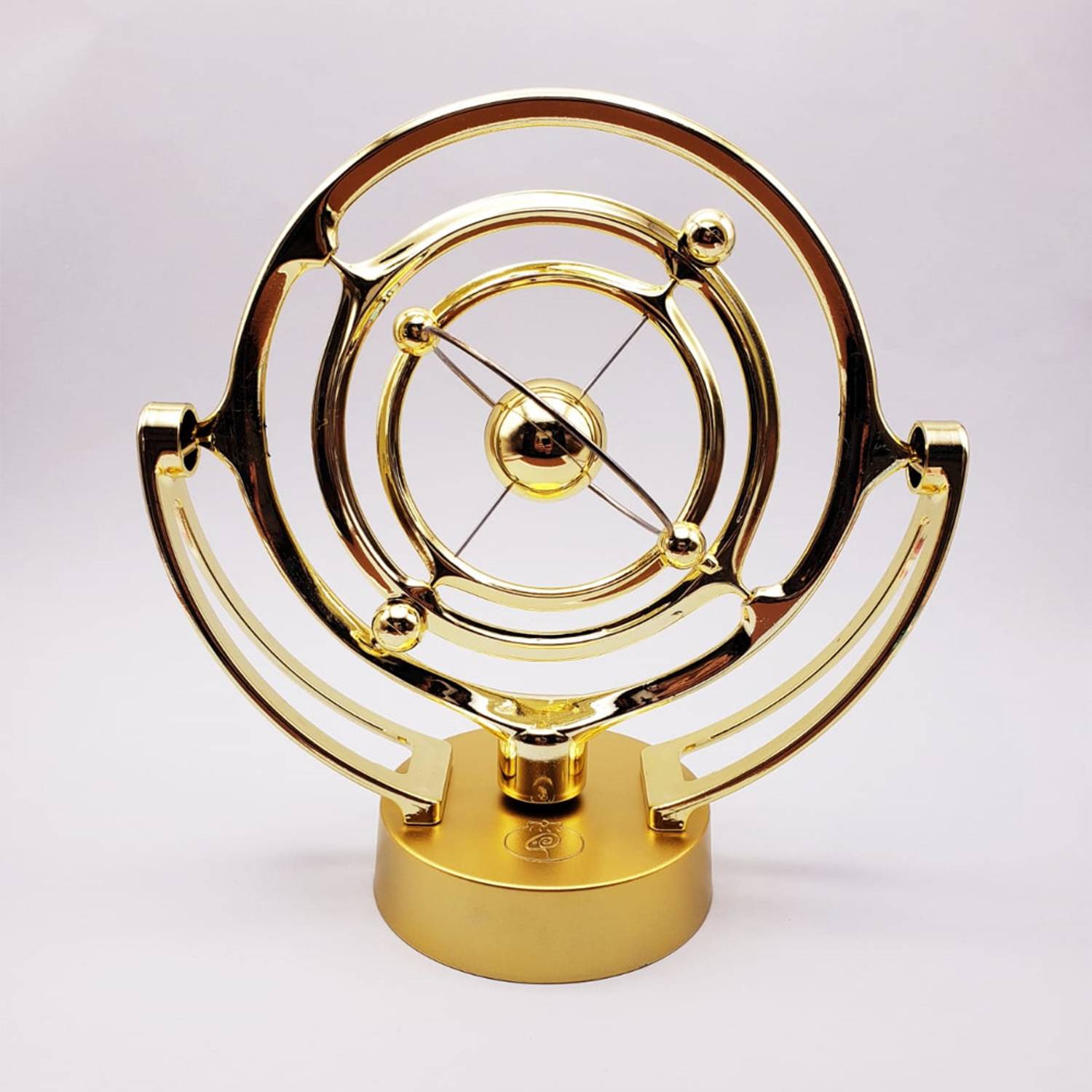 Магнітний орбітальний баланс Ньютона Gold, стильний пластиковий вазон, працює від 4 AA батарей (не в комплекті), постійний обертання завдяки магніту, 25х10.5х10.5 см