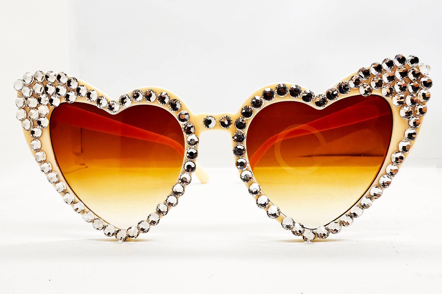 نظارات عروس بشكل قلب باللون الكريمي مزينة بالأحجار اللامعة لإضفاء لمسة رومانسية في حفلات الزفاف