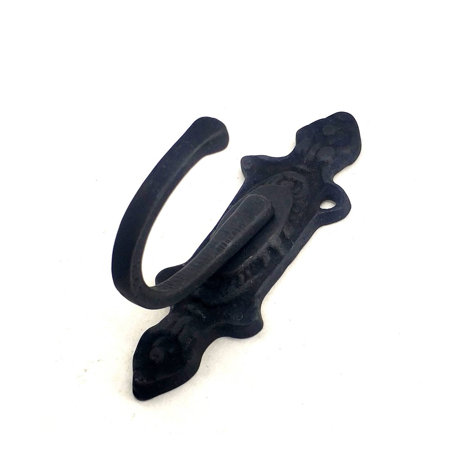 حامل ستائر نحاسي مزخرف بتصميم عتيق مع سطح مؤكسد، يجمع بين الجمال الكلاسيكي والوظائف العملية للديكور الداخلي