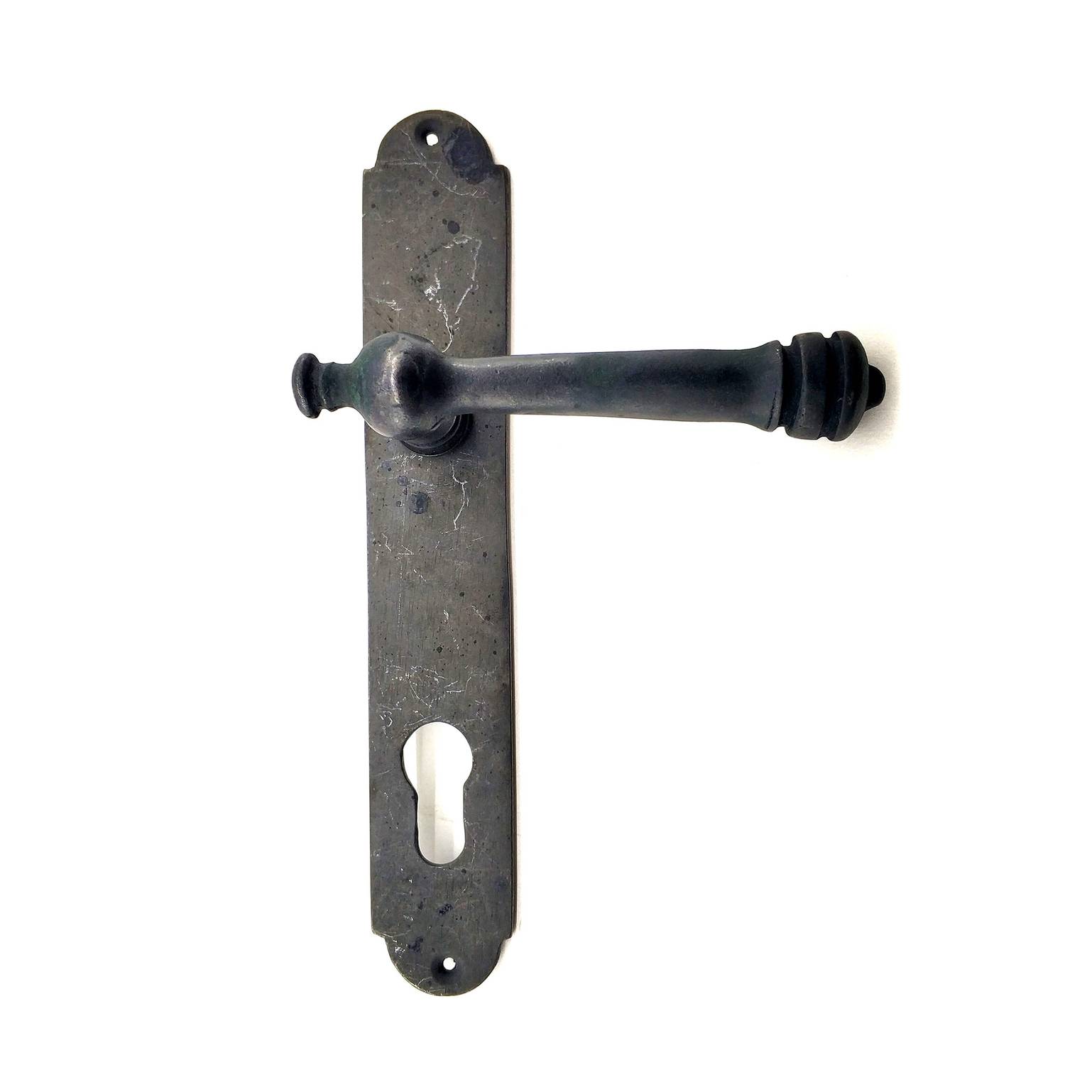 مقبض باب طراز عتيق زخرفي من النحاس مصقول - 220x35 مم، يعكس لمسة تاريخية أنيقة وإطلالة كلاسيكية جذابة