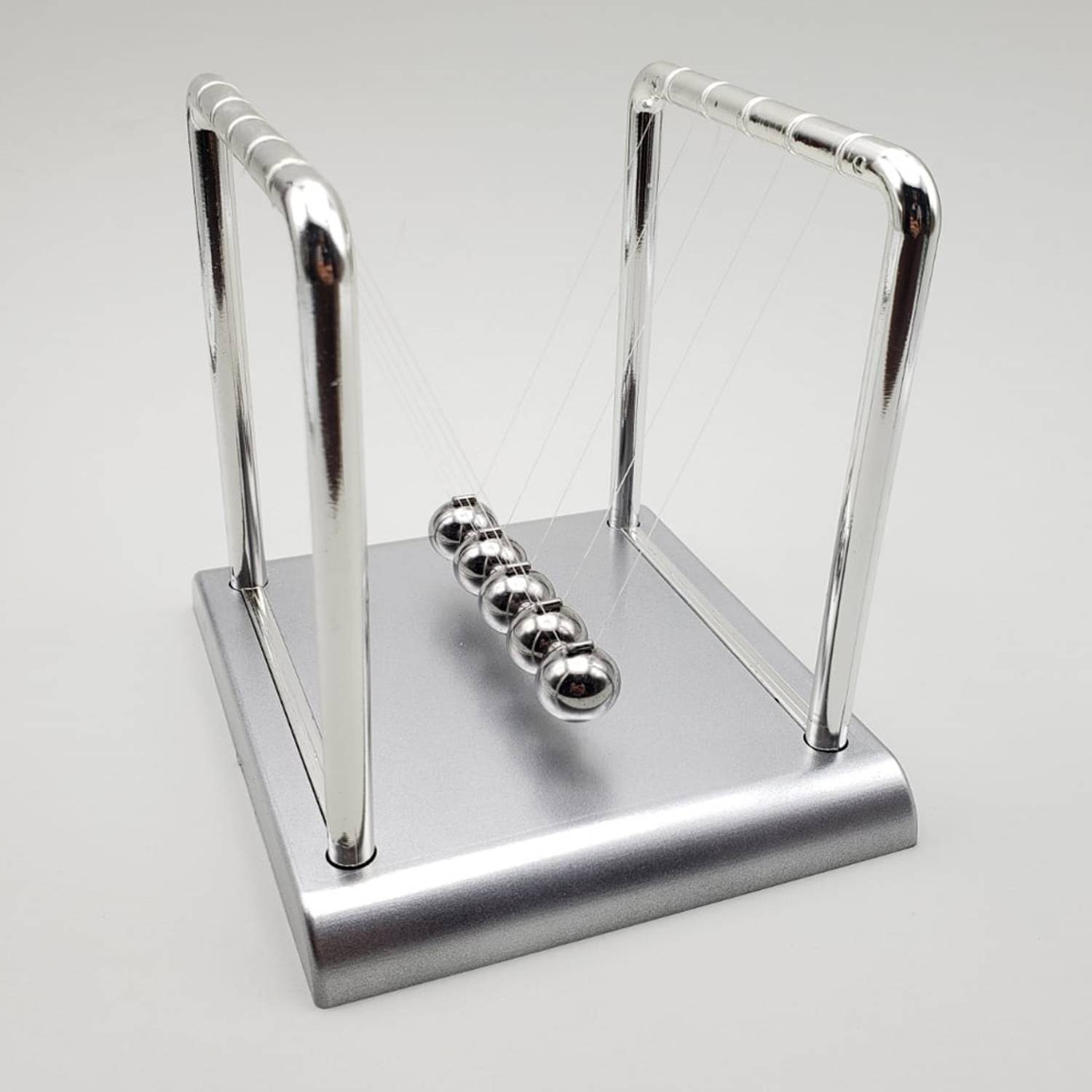 Середній срібний баланс для декору з металевими кульками, стильний дизайн для офісу або дому, розміри 14x11 см