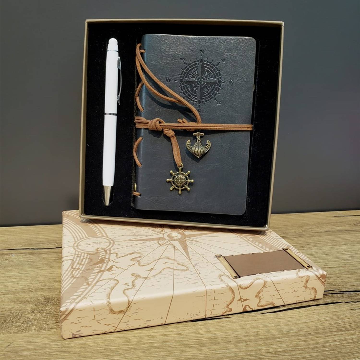 طقم هدايا أنيق يتضمن دفتر جلد أحمر وقلم جاف أحمر مع صندوق مزخرف بتصميم بوصلة للأعياد والمناسبات الخاصة