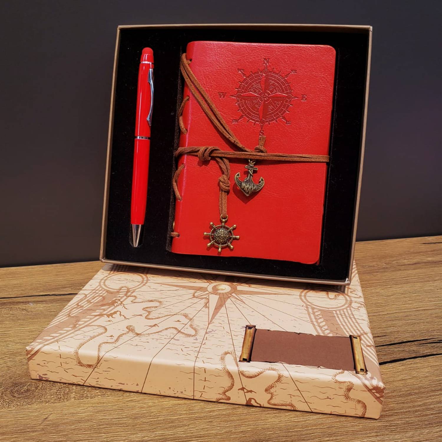 Набор подарков из красного кожаного блокнота и металлической ручки с компасом в стильной упаковке