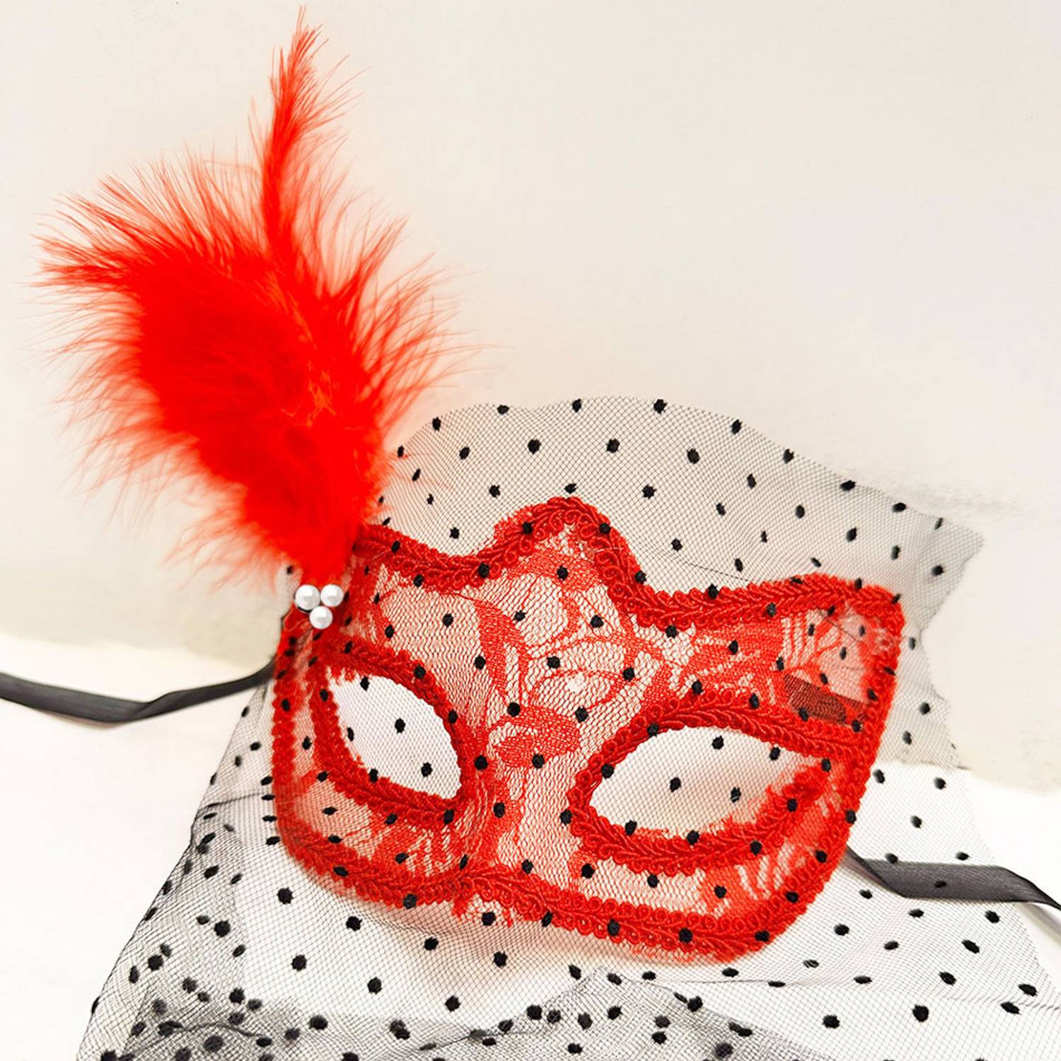 Красная кружевная маска для вечеринки с фатой – идеальный аксессуар для торжеств и маскарадов. Элегантный дизайн, комфортное использование