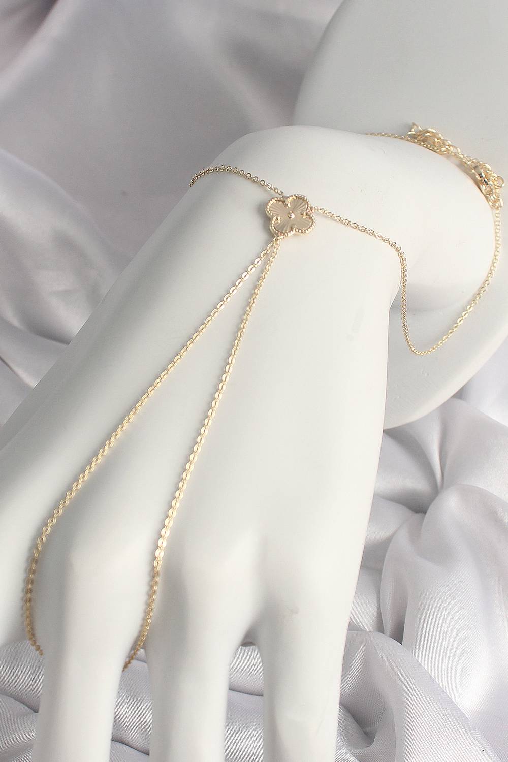 Золотий кольоровий відкритий бісерний жіночий браслет у вигляді конюшини