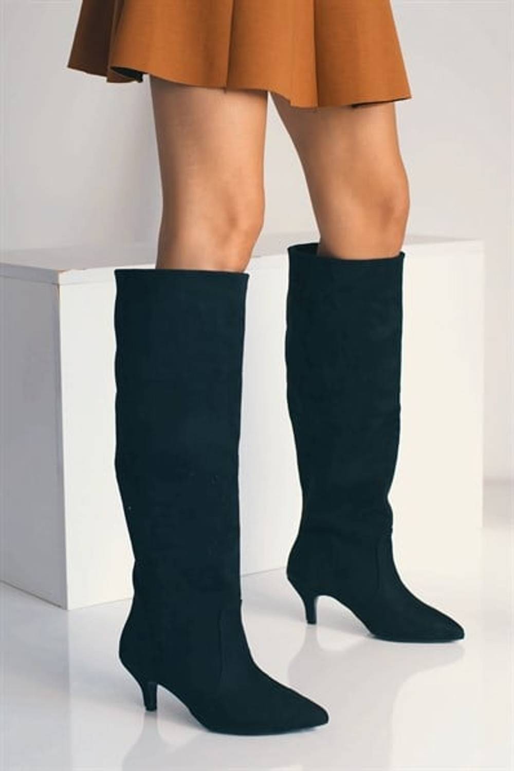 حذاء بكعب نسائي من جلد الغزال الأسود الملتوي