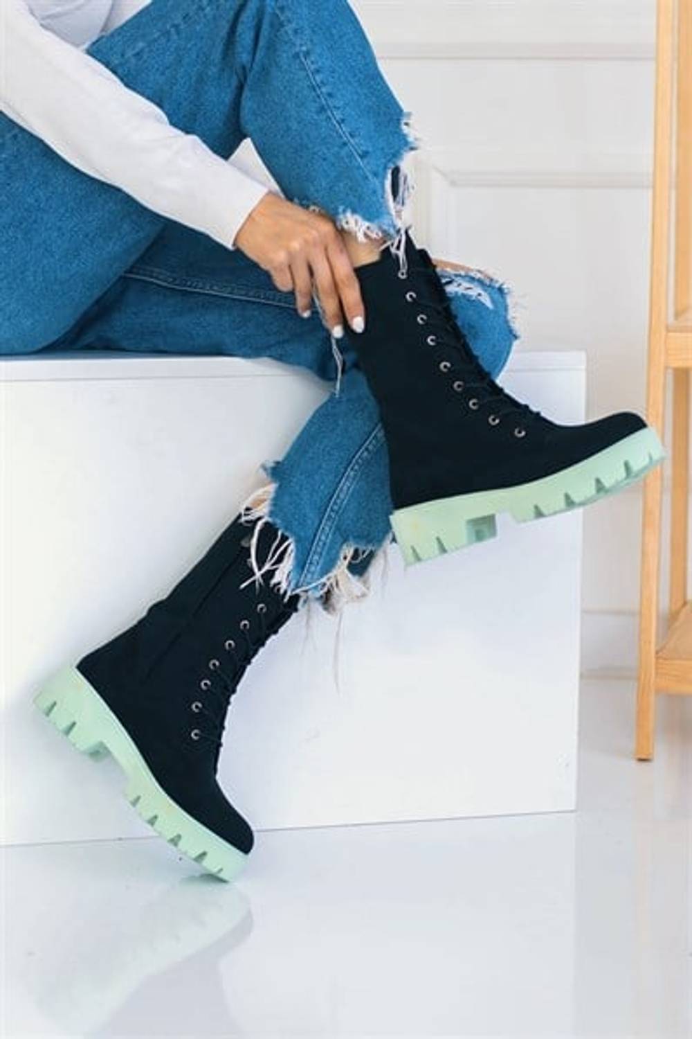 Ботінки Avaley чорні замшеві з зеленими підошвами, висота каблука 3 см, стандартний розмір, виготовлені з штучної шкіри