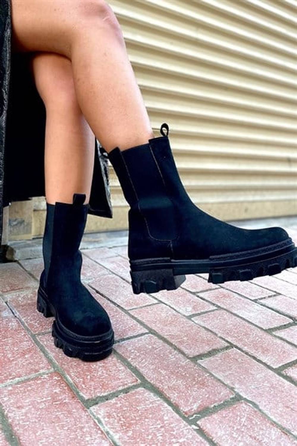 حذاء رومالدا أسود مطاطي من الجلد المدبوغ للنساء