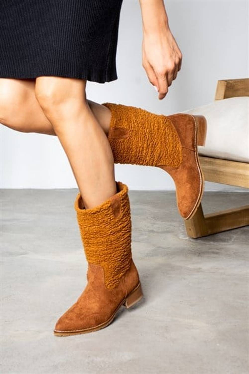 أحذية بيزا تان سويدي شيرلينغ النسائية