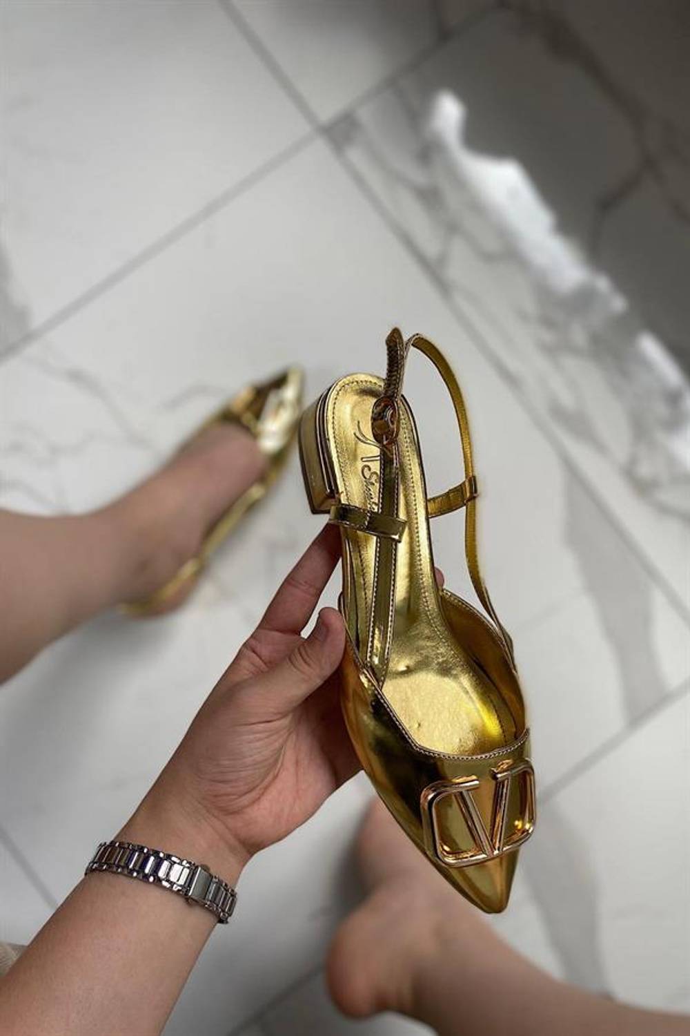 فقط الشقق النسائية التوى الذهب التوى