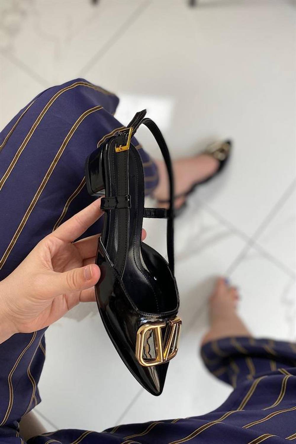 Чорні балетки з пряжкою для жінок, висота підборів 3 см, матеріал верху та підкладки - штучна шкіра, стандартна форма, доступні розміри 35-40