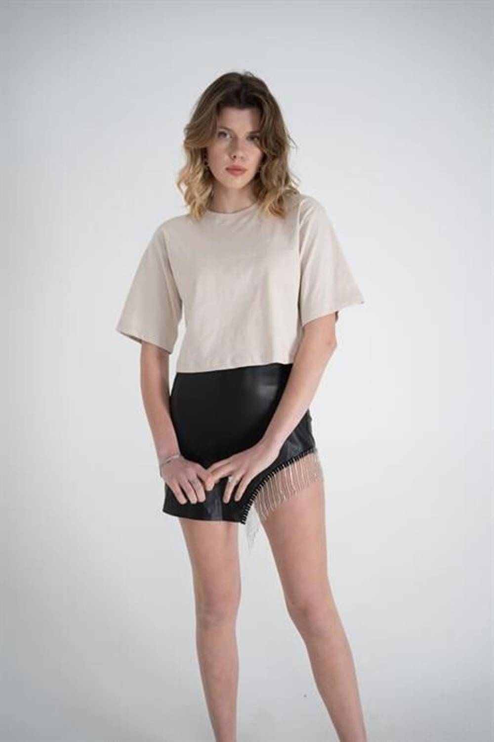 Футболка Viole бежевого кольору, доступна в розмірах S, M, L, XL, XS