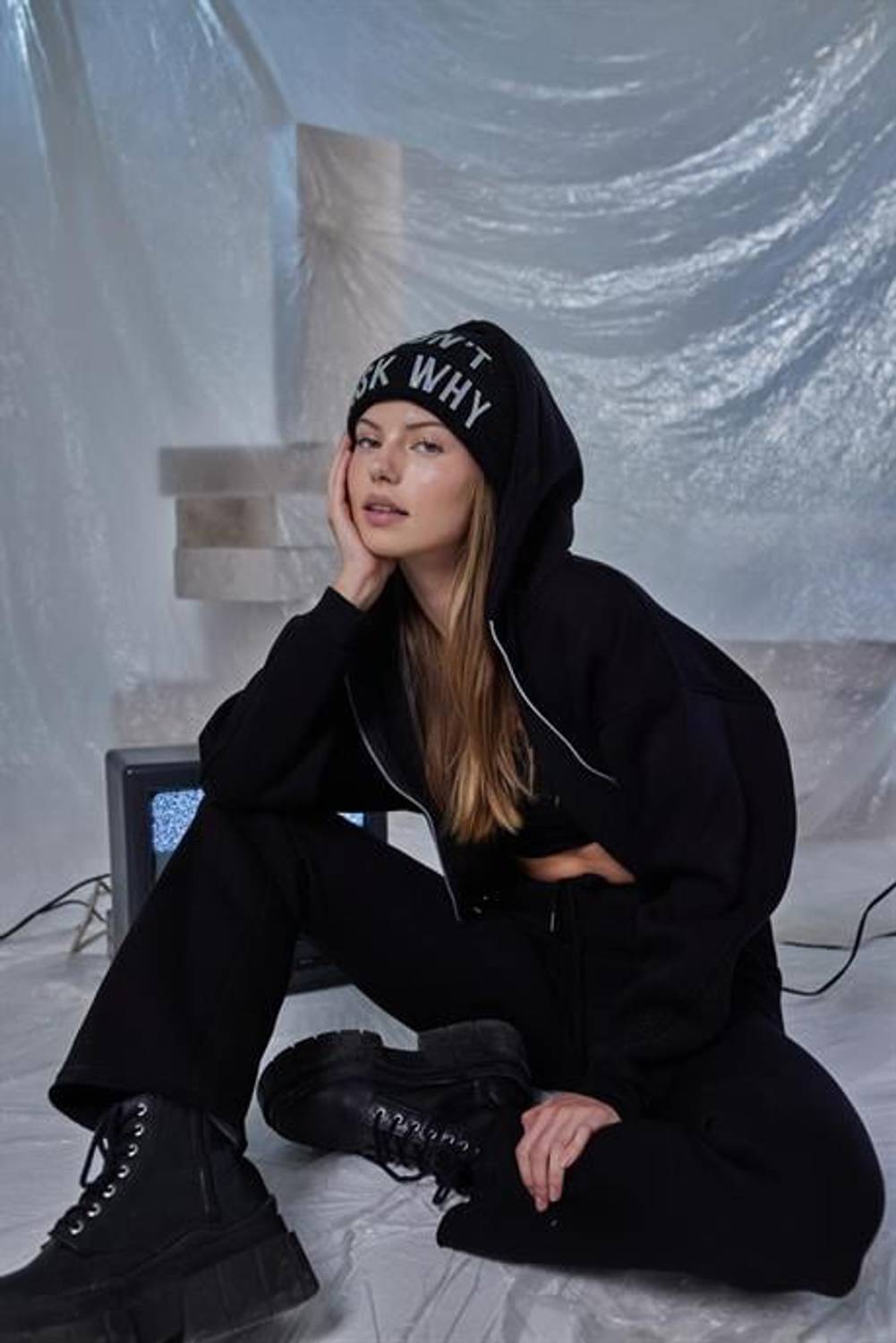 Міксований чорний світшот, доступний в розмірах S, XS, L, M