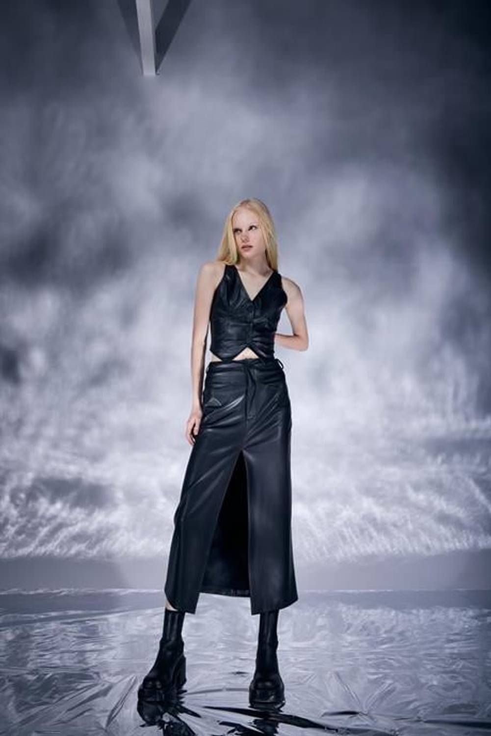 Стильна чорна спідниця Hera з натуральної шкіри, доступна в розмірах S, XS, M, L