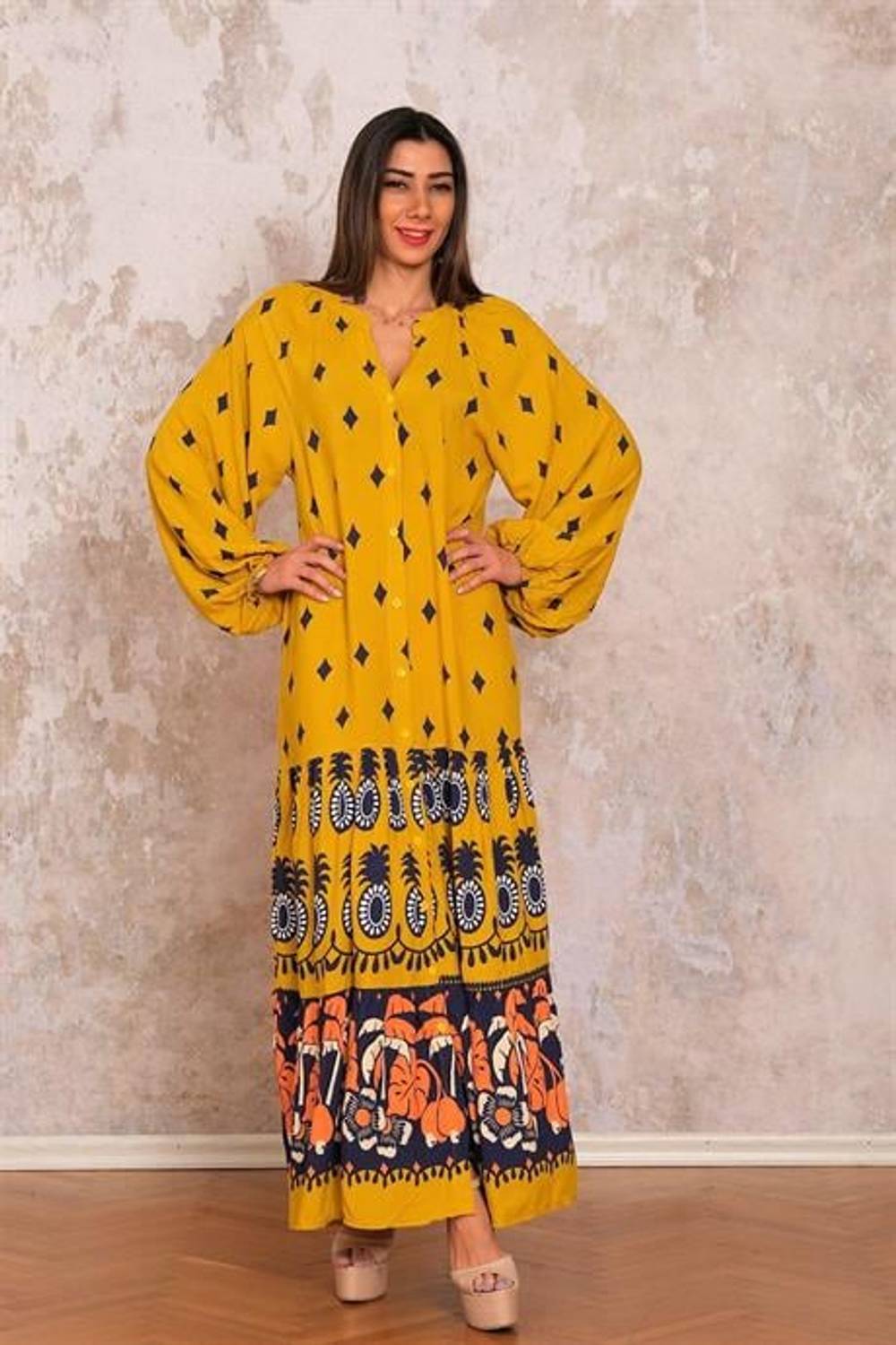فستان طويل بأكمام بالون ونقوش إثنية، ياقة على شكل V، مزود بزر من الأمام، متوفر بأحجام متعددة ولون خردل