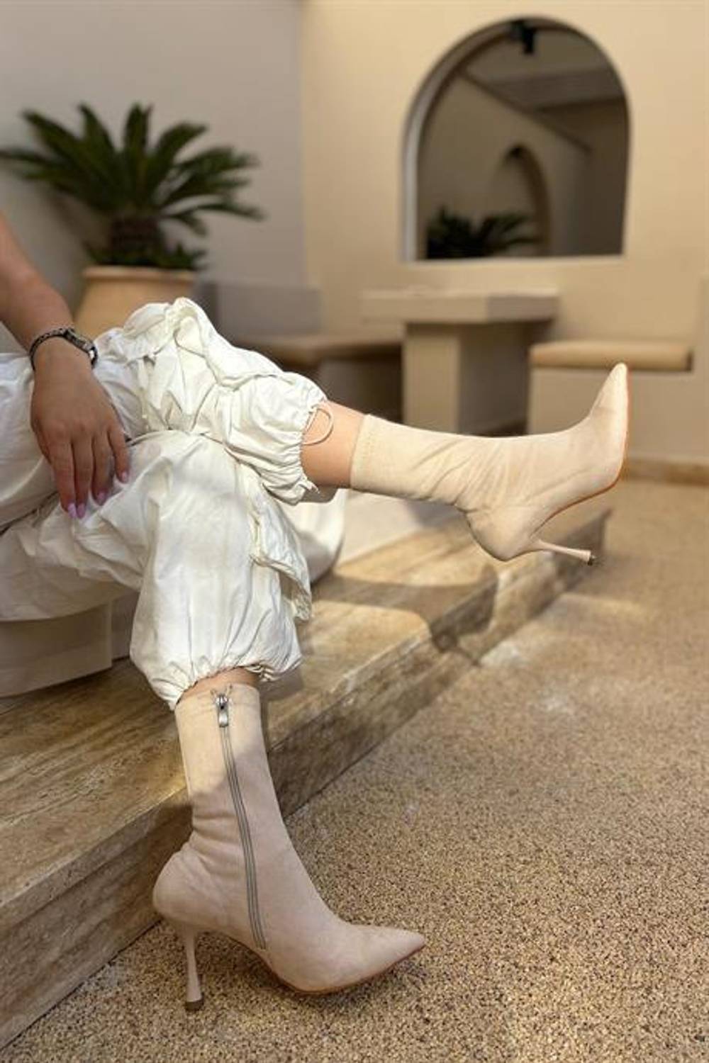 بوت نسائي من ماركانو ميسيا بلون البيج من الجلد الصناعي بسحاب عالي الكعب بارتفاع 9 سم ومقاسات متعددة