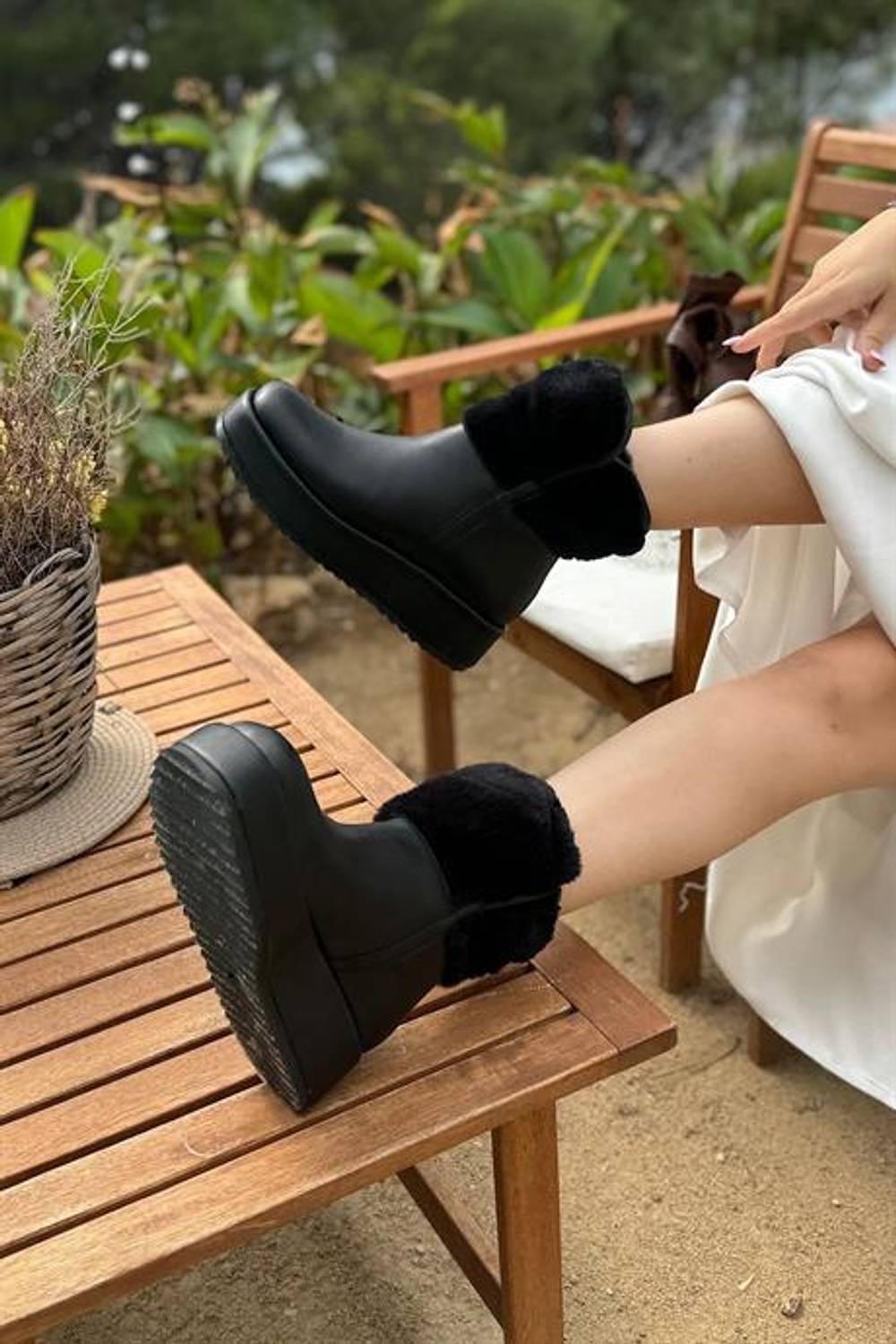 بوت نسائي ماركانو ساسا باللون الأسود مع تفاصيل فروة ناعمة، ارتفاع كعب 3 سم، مصنوع من الجلد الصناعي بجودة عالية وأنماط مريحة