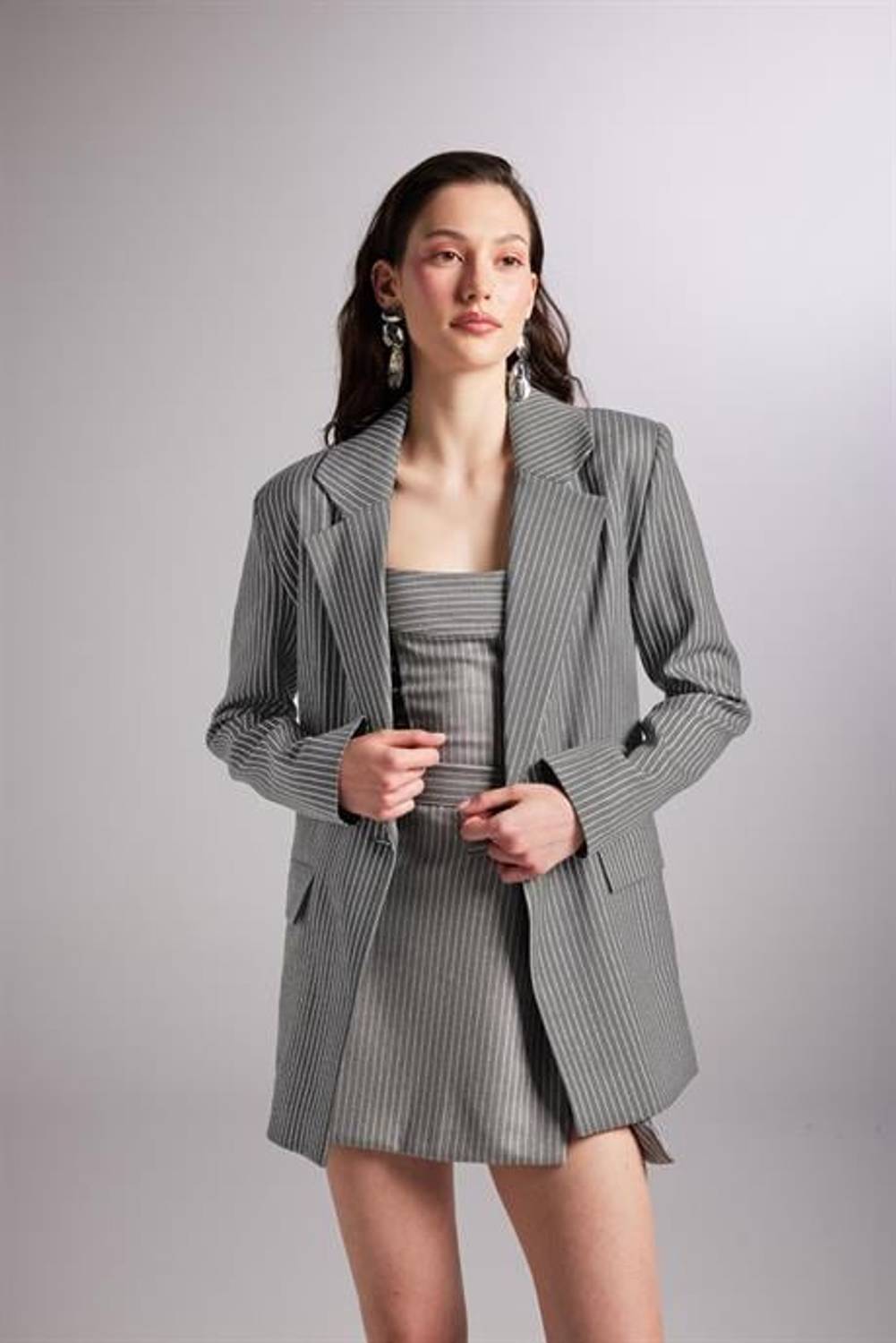 بلزر ماركانو إيدن رمادي بتصميم فضي، بأكتاف عريضة وقصة واسعة، متوفر بمقاسات متنوعة