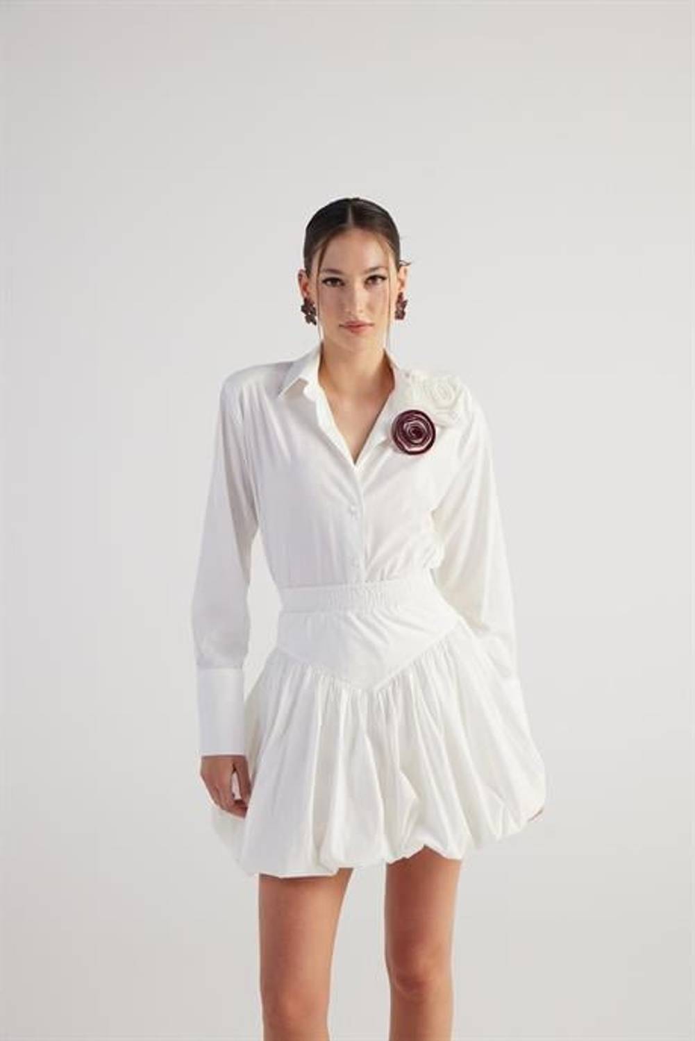 Майка Markano Madison белая с аксессуарами в виде роз и ватками, элегантная и удобная, подходит для любого случая