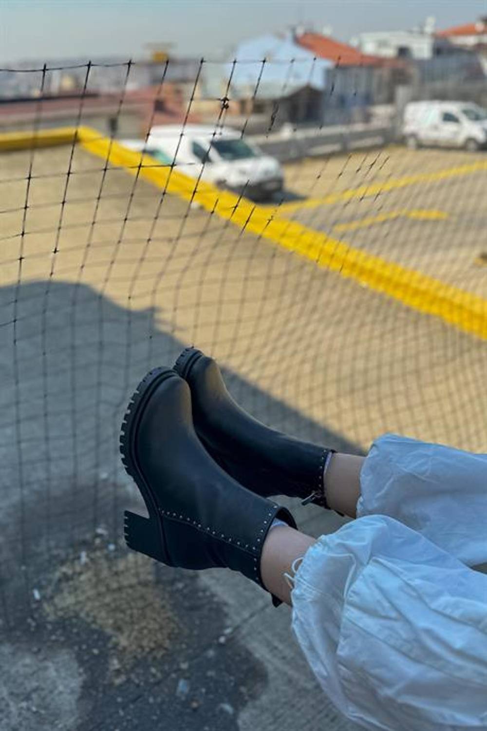 بوت ماركانو لاغون للنساء جلد أسود بتفاصيل دبابيس بارتفاع كعب 6 سم ومصنوع من الجلد الصناعي