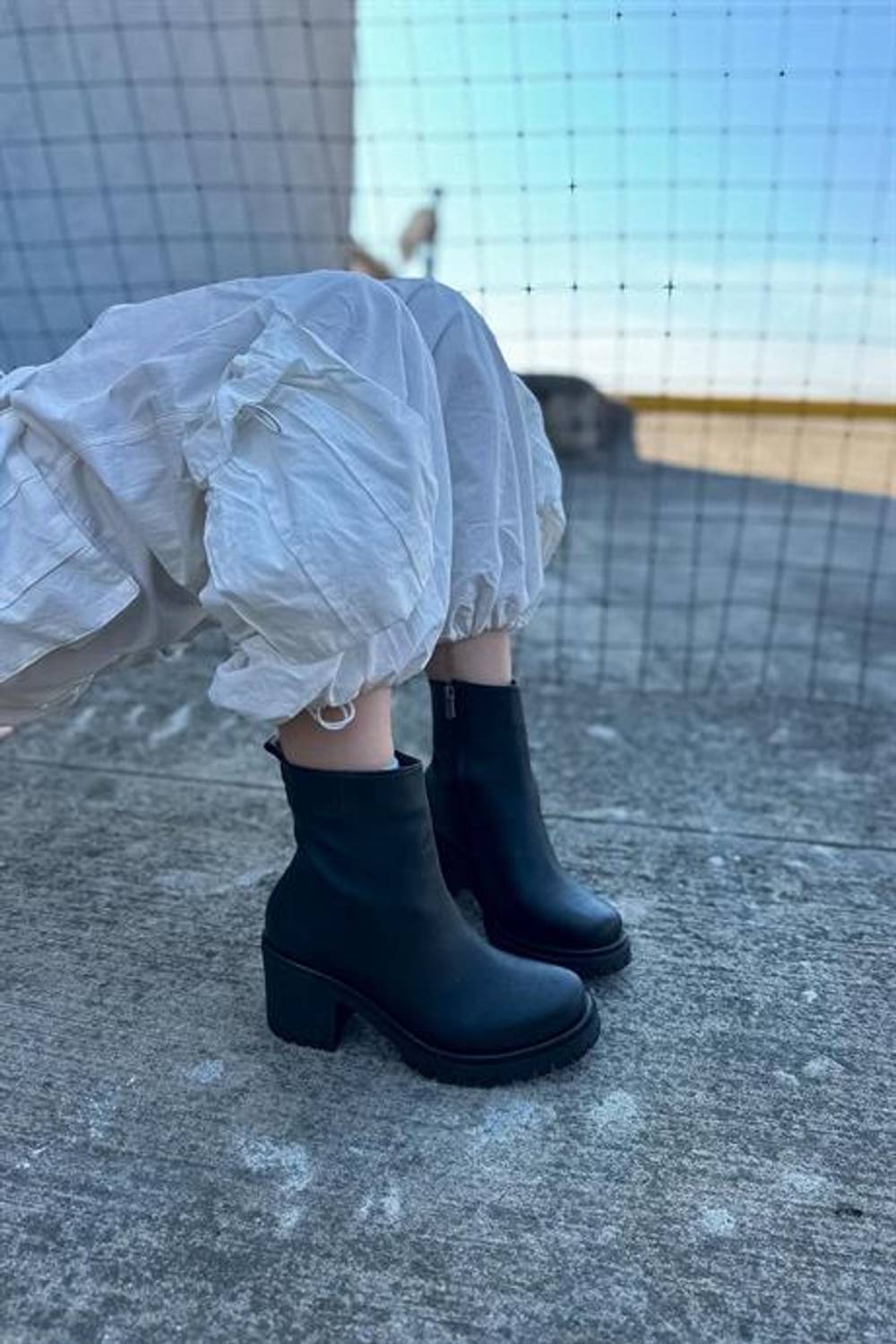 بوت ماركانو لوك الأسود بجلد صناعي مع تفاصيل بسحاب  ارتفاع الكعب 6 سم متوفر بمقاسات 36، 37، 38، 39، 40