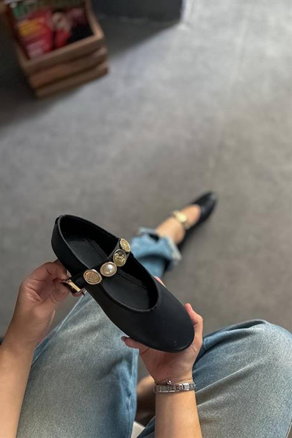 ببات ماركانو للسيدات بلون أسود مزين بتفاصيل ذهبية ومصنوع من الجلد الصناعي مع قاعدة TPU