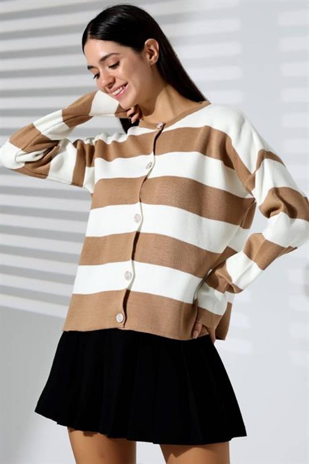 Класичний коричневий светр Markano з кнопками та смужками, стандартний розмір, довжина 60 см, обхват грудей 120 см, легко прати в пральній машині