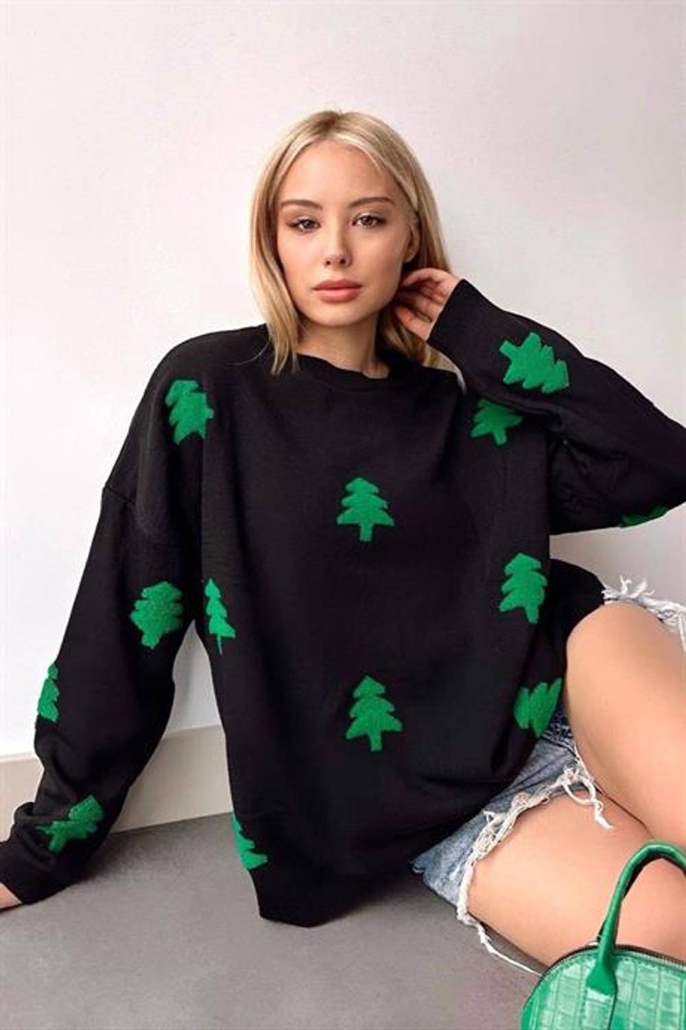 سويت شيرت أسود بياقة دائرية بتصميم عيد الميلاد ونقش شجرة الصنوبر، مقاس قياسي