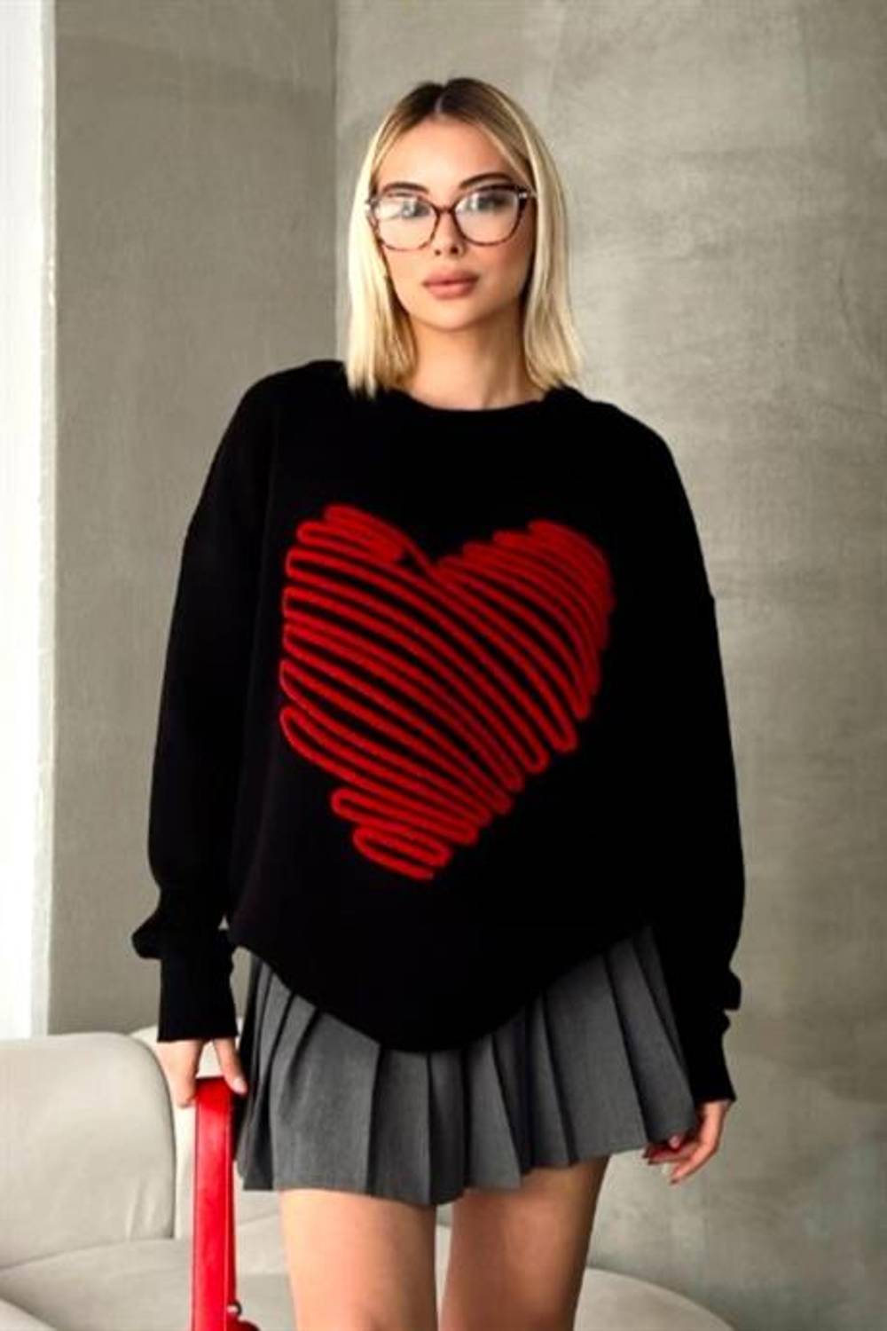 كنزة ماركانو السوداء المصنوعة من الصوف مع قلب كبير بارز للنساء