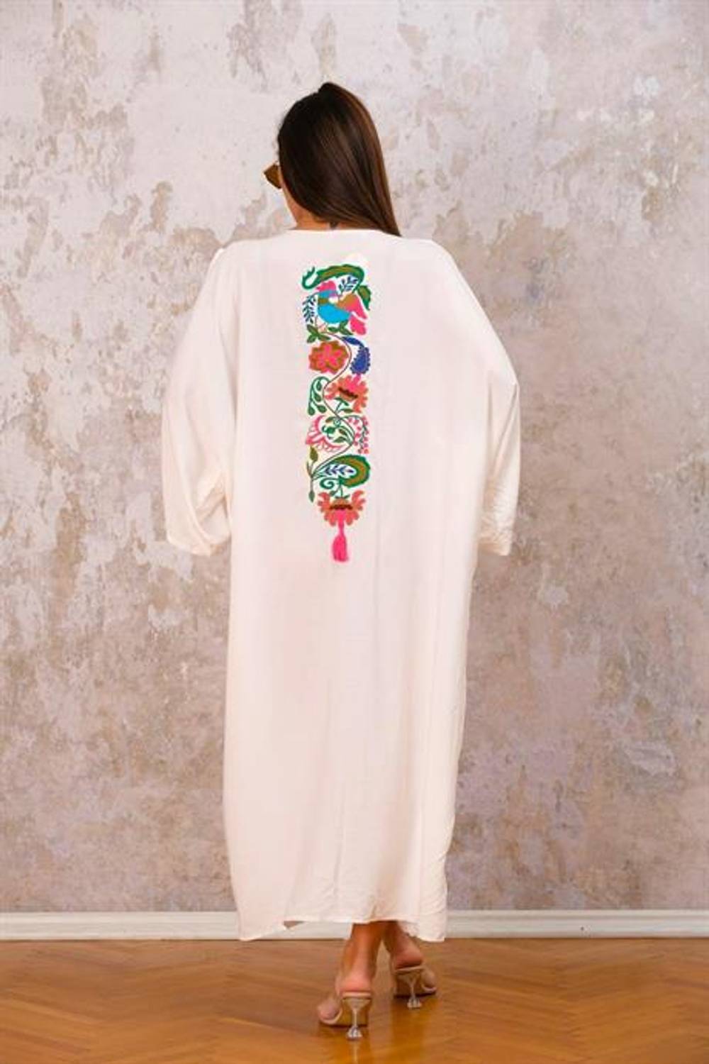 Markano Beyaz V Yaka Sırtı Ve Cepleri Nakışlı Oversize Uzun Gömlek Elbise