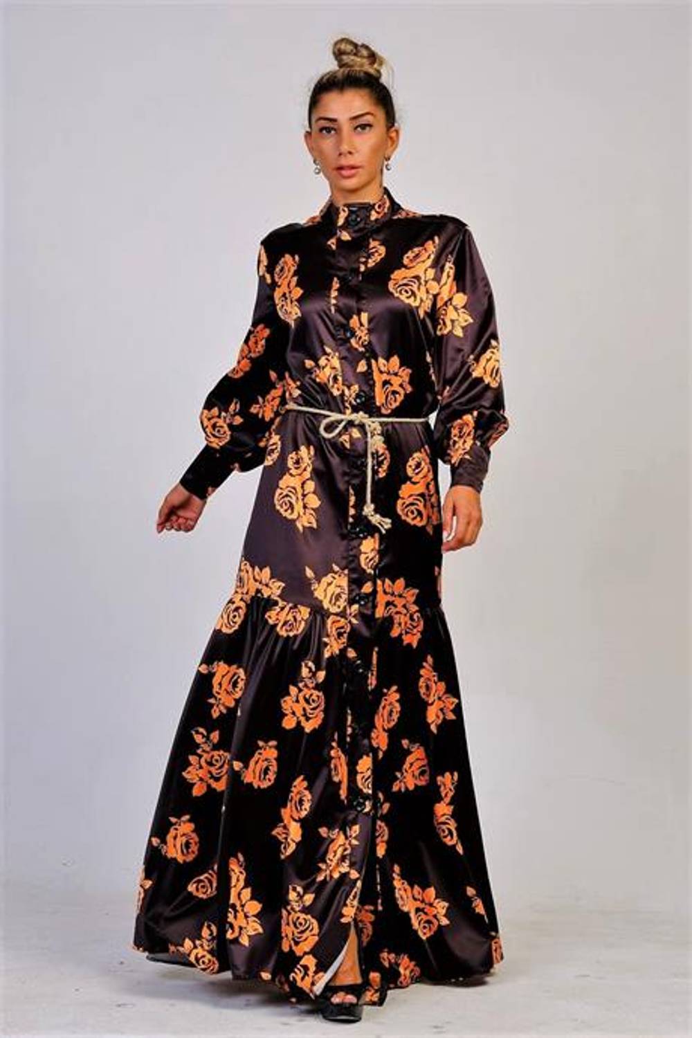 Markano Siyah Hakim Yaka Çiçekli Etekleri Volanlı Saten Uzun Elbise