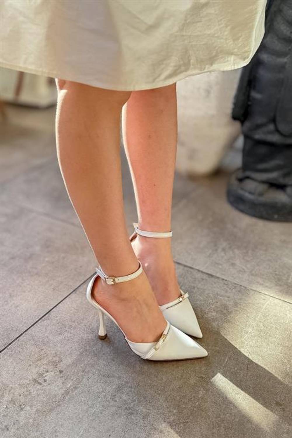 Markano Moby Beyaz Cilt Toka Detaylı Biyeli Kadın Topuklu Ayakkabı