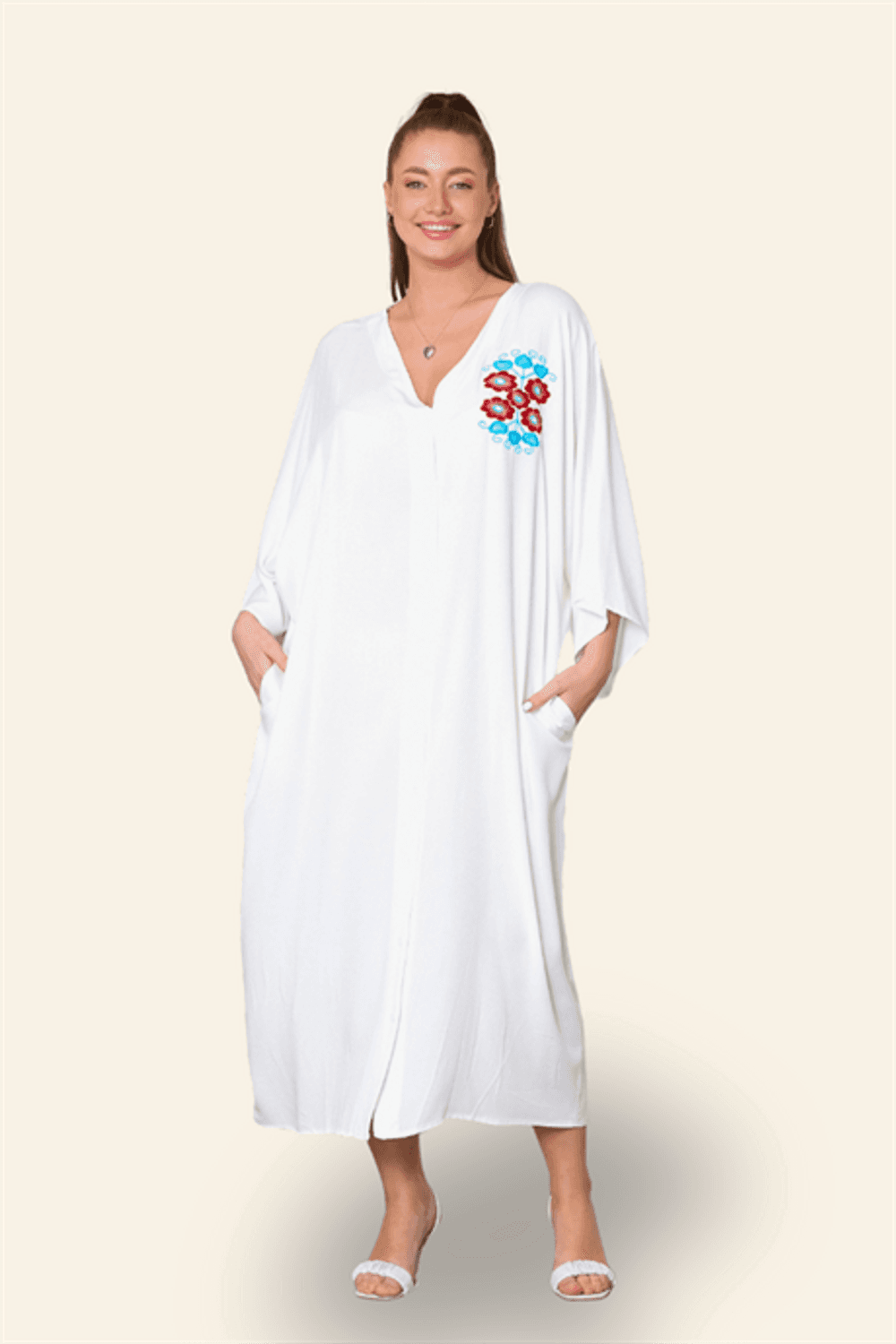 Markano Beyaz V Yaka Sırtı ve Göğsü Çiçek Nakışlı Cepli Oversize Uzun Gömlek Elbise