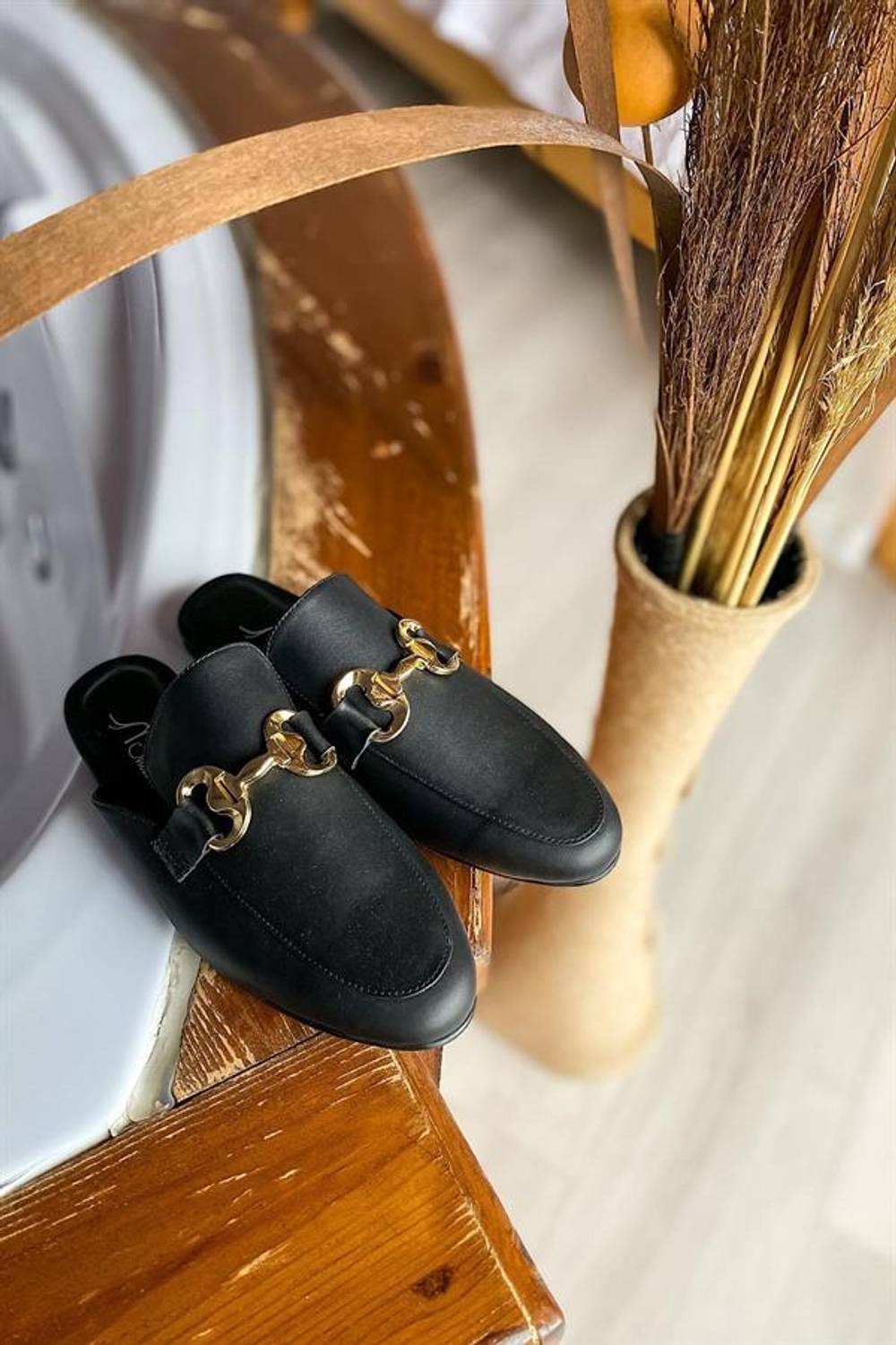 Женские шлепанцы Estelya из черной кожи с пряжкой, стандартная колодка, высота каблука 1 см, доступные размеры 36-40