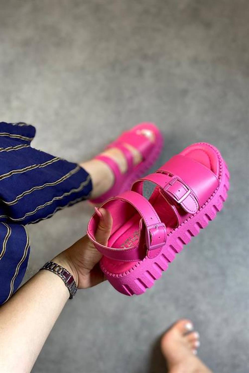 Сандалі для жінок Lesa фуксії з подвійною застібкою, висота підборів 3 см, верхній і внутрішній матеріал штучна шкіра, стандартна форма