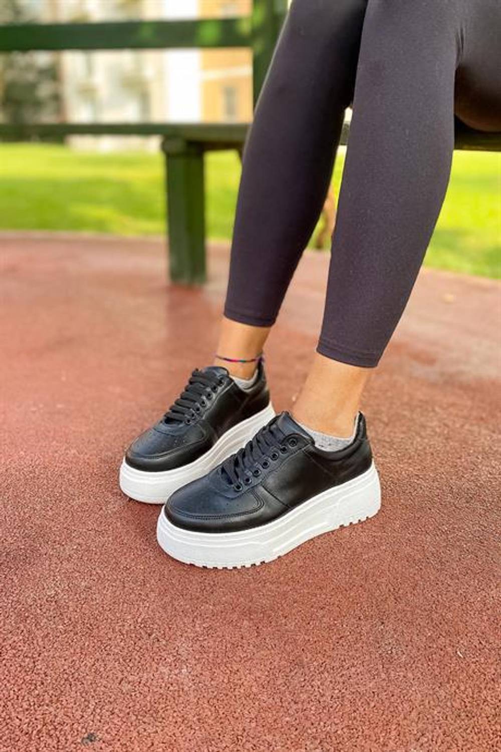 حذاء كليمنتي أسود للنساء