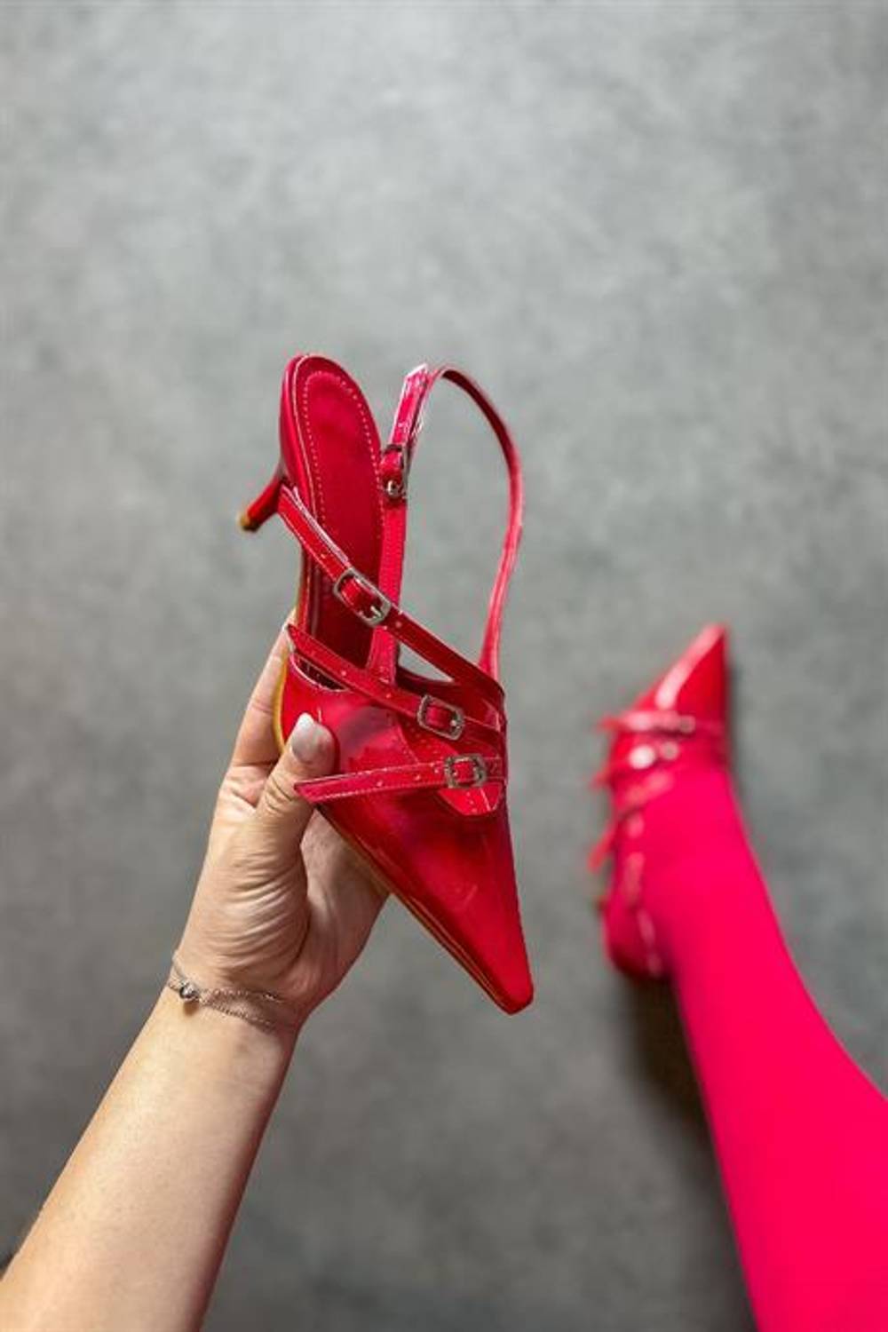 Жіночі туфлі на високому каблуці з червоного лаку з трьома пряжками, доступні в розмірах 36-40