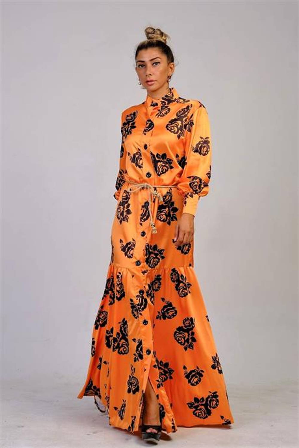 فستان طويل من الساتان مع تنورة زهرية وياقة القاضي من ماركانو برتقالي