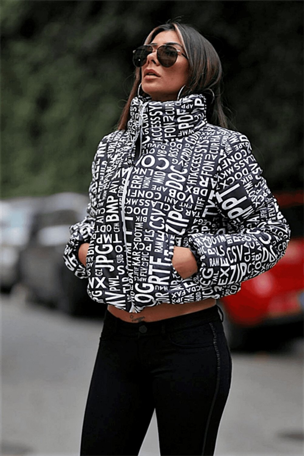 Markano Siyah Beyaz Yazılı Dik Yaka Kısa Şişme Mont