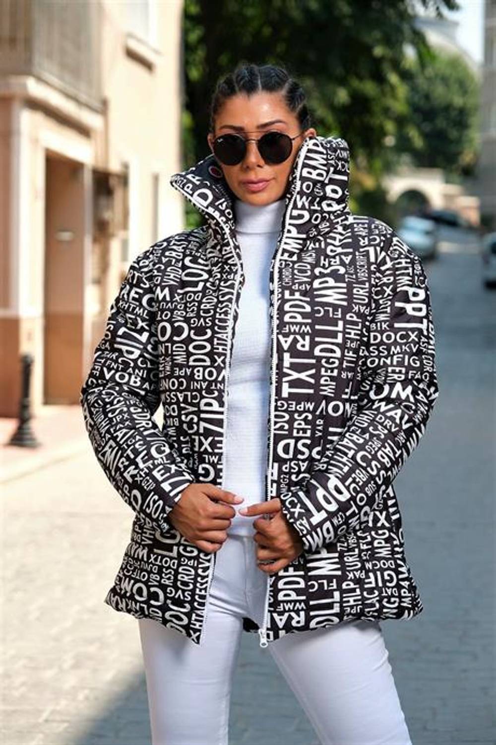 معطف منتفخ طويل بياقة واقفة مكتوب باللونين الأبيض والأسود من ماركانو