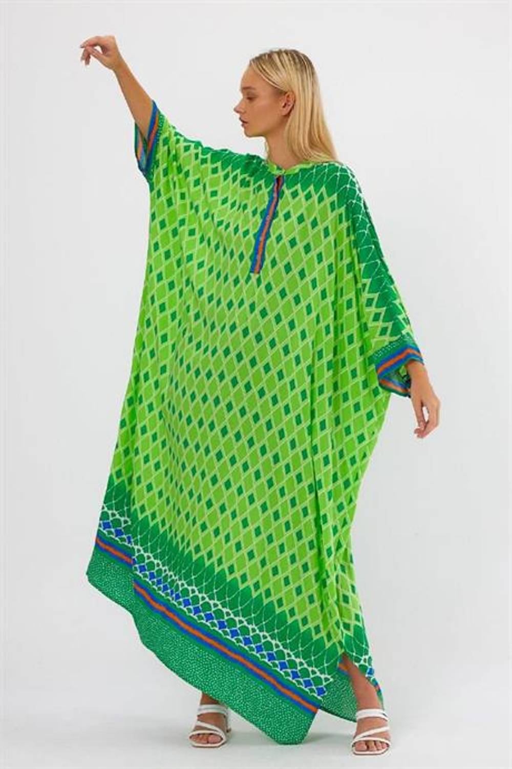 Оверсайз довга сукня з дизайнерським візерунком та зеленим кольором, стандартний розмір, з гудзиками спереду